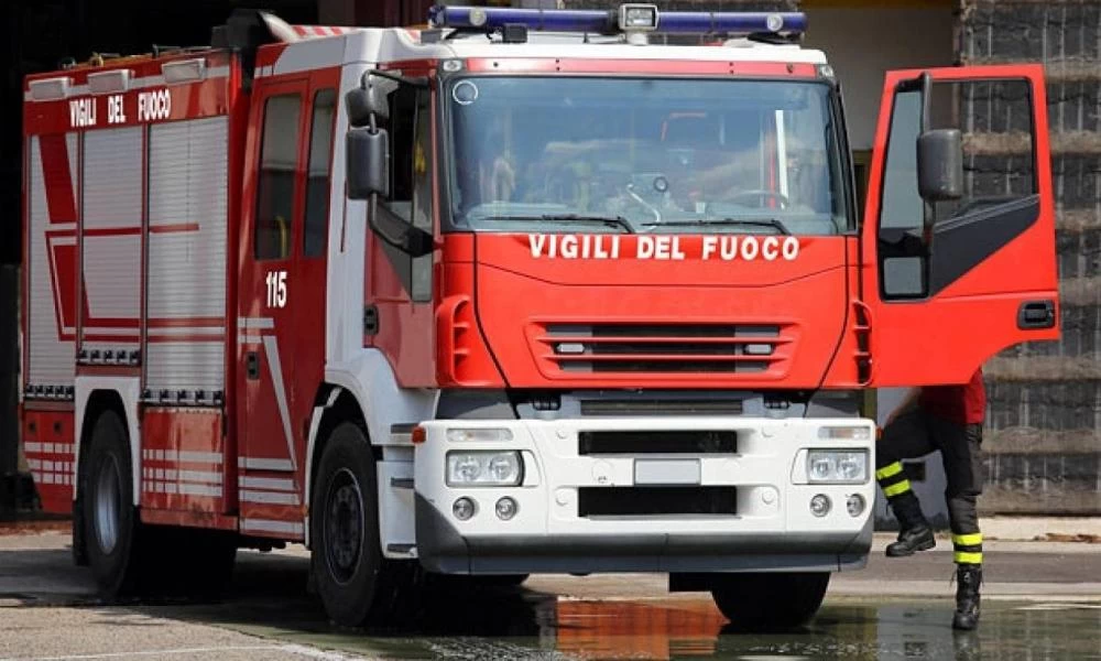 Ρώμη: Πυρκαγιά απειλεί σπίτια - Απομακρύνονται οι κάτοικοι